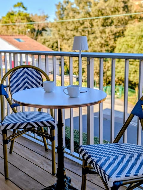 Property building, Patio, Balcony/Terrace, Dining area