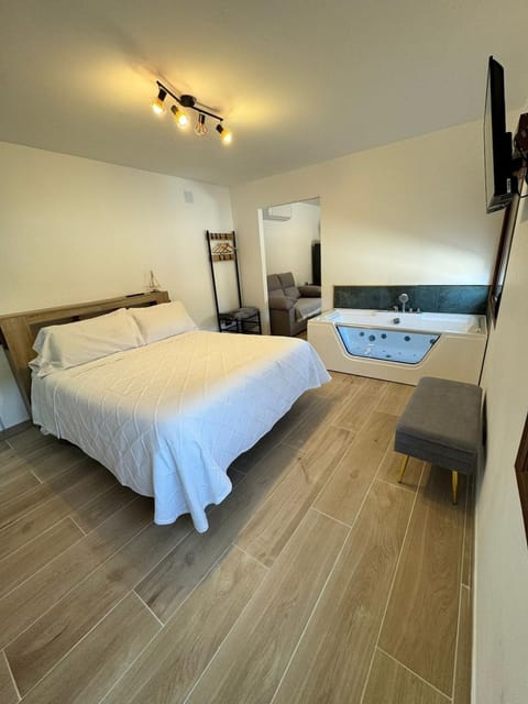 Bed, TV and multimedia, Photo of the whole room, Bedroom