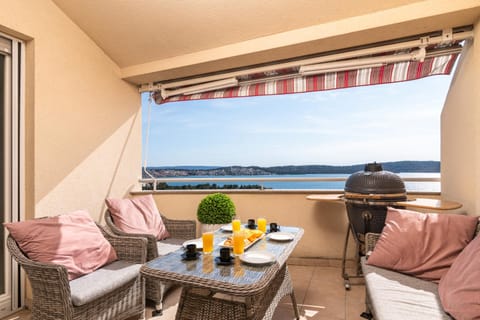 Balcony/Terrace, Dining area, City view, Garden view, Sea view, Quiet street view