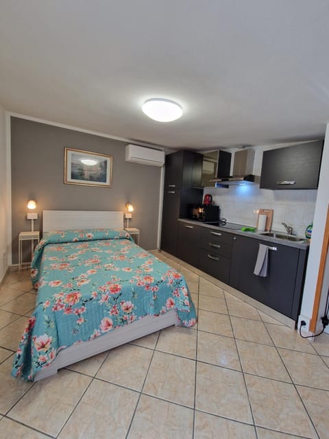 Bed, Kitchen or kitchenette, Photo of the whole room, Bedroom, stove