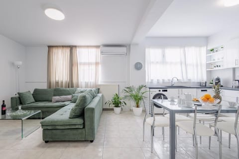 Kitchen or kitchenette, Living room, Food and drinks, Seating area, Dining area, Drinks, air conditioner