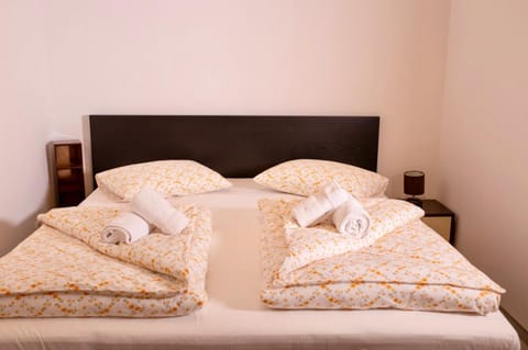 Bedroom, towels