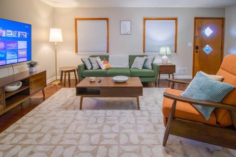 Communal lounge/ TV room, TV and multimedia, Living room, Seating area, Evening entertainment