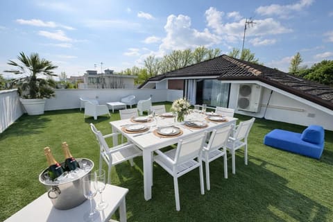 Property building, Spring, Balcony/Terrace, Dining area, Garden view