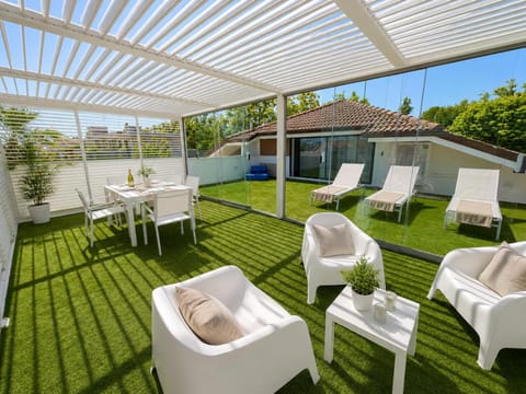 Property building, Patio, Spring, Day, Balcony/Terrace, Living room, Seating area, Garden view, sunbed