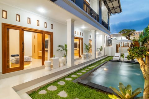 Property building, Patio, Garden, Garden view, Pool view, Swimming pool, Swimming pool, sunbed