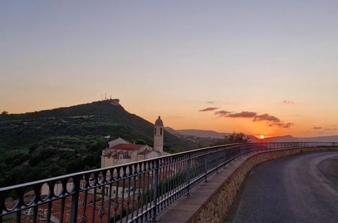 Neighbourhood, Natural landscape, Photo of the whole room, Sunset