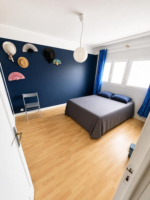 Bed, Photo of the whole room, Bedroom, flat iron, air conditioner