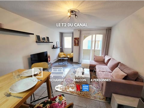 Communal lounge/ TV room, TV and multimedia, Living room, Seating area, Dining area