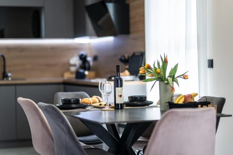 Kitchen or kitchenette, Seating area, Dining area