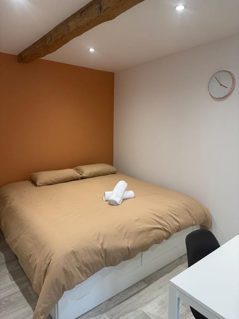Bed, Bedroom, towels