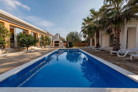 Property building, Day, Pool view, Swimming pool, sunbed