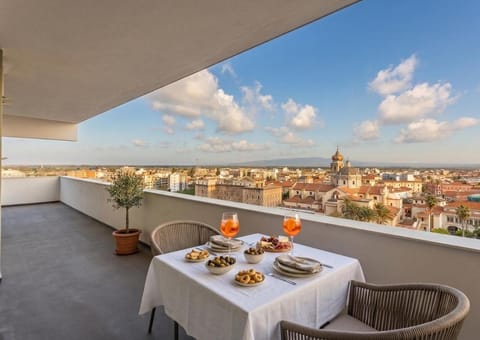 View (from property/room), Balcony/Terrace, Dining area, Food, City view