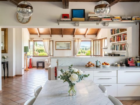 Kitchen or kitchenette, Living room, Seating area, Dining area, oven, pet friendly, stove