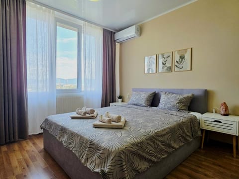 Bed, View (from property/room), Photo of the whole room, Bedroom, City view, Lake view, towels, air conditioner