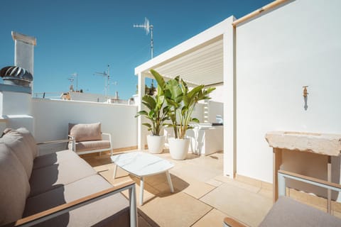 Patio, Day, Living room, Seating area, Dining area
