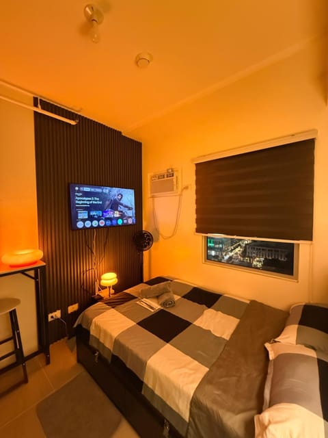 Bed, TV and multimedia, Bedroom