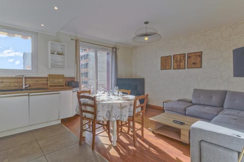 Communal lounge/ TV room, TV and multimedia, Kitchen or kitchenette, Living room, Seating area, Dining area, internet