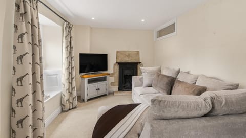 TV and multimedia, Living room, Seating area, fireplace