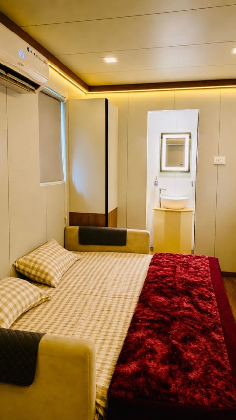 Bed, Bedroom, wardrobe, air conditioner
