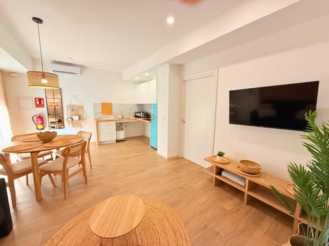 TV and multimedia, Kitchen or kitchenette, Living room, Seating area, Dining area