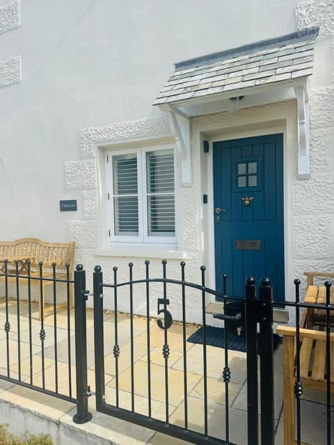 Property building, Patio, Balcony/Terrace