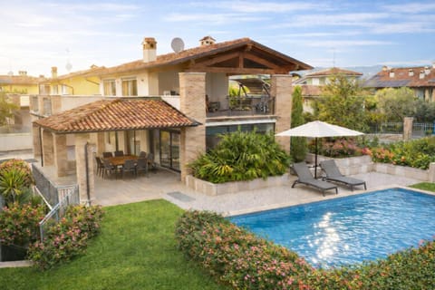 Property building, Spring, Day, Garden, Garden, Garden view, Pool view, Swimming pool, sunbed