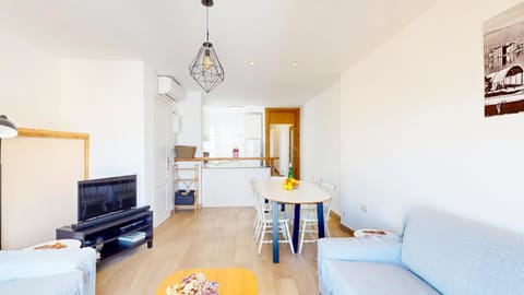 Communal lounge/ TV room, TV and multimedia, Kitchen or kitchenette, Living room, Seating area, Dining area, Evening entertainment
