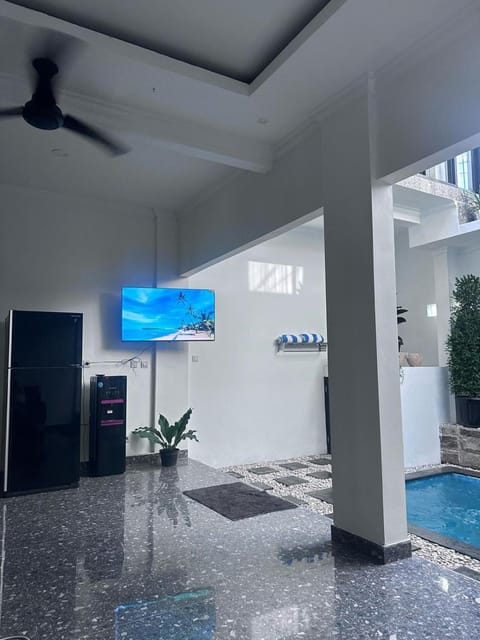 Communal lounge/ TV room, TV and multimedia, Pool view, Swimming pool