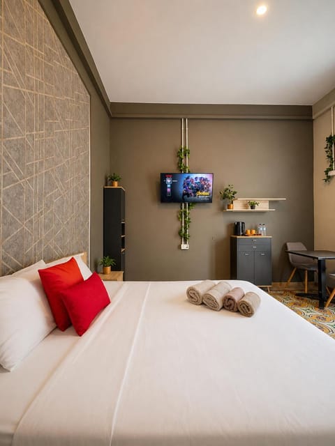 Bed, TV and multimedia, Photo of the whole room, Bedroom