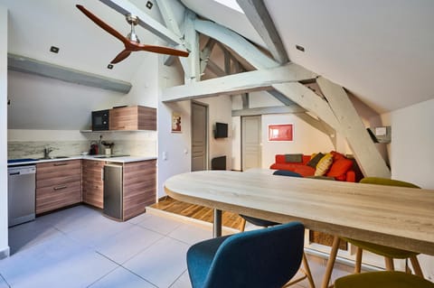 Kitchen or kitchenette, Living room, Seating area, Dining area, stove
