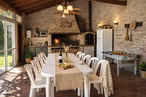 BBQ facilities, Kitchen or kitchenette, Food and drinks, Dining area, pet friendly, stove