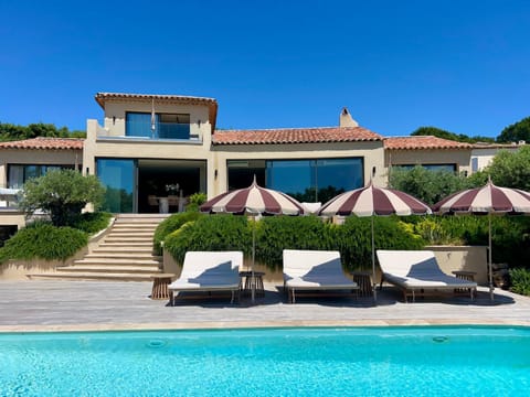 Property building, Swimming pool, sunbed