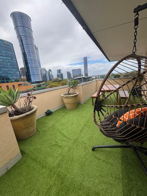 Day, Balcony/Terrace, Seating area, City view