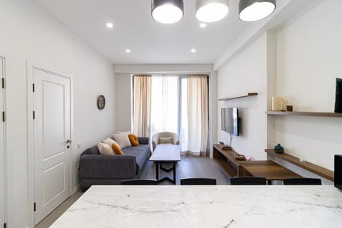 TV and multimedia, Living room, Photo of the whole room, Seating area, Dining area