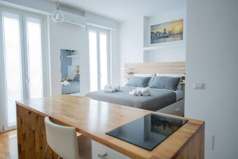 Bed, Living room, Photo of the whole room, Seating area, Dining area, Bedroom