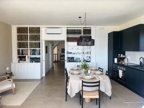 Kitchen or kitchenette, Living room, Seating area, air conditioner