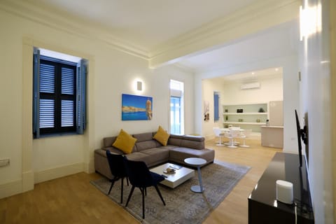 TV and multimedia, Kitchen or kitchenette, Living room, Seating area, Dining area