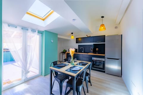 Kitchen or kitchenette, Dining area, oven, stove