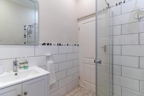 Whispering Willows Room 1 Apartment in Franschhoek