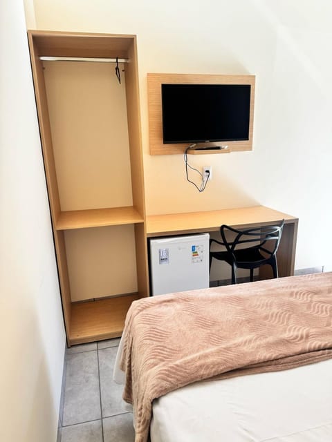 Bed, TV and multimedia, Photo of the whole room, Bedroom, minibar, wardrobe