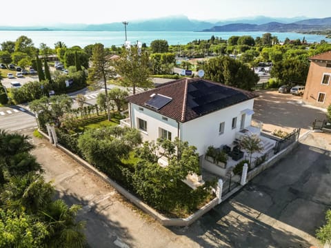 Property building, Natural landscape, Bird's eye view, Lake view, Parking