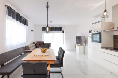 TV and multimedia, Kitchen or kitchenette, Living room, Seating area, Dining area