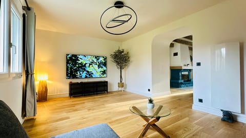 Communal lounge/ TV room, TV and multimedia, Living room, Seating area