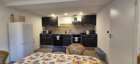Kitchen or kitchenette, Kitchen or kitchenette, oven, stove