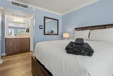 Bed, Bedroom, towels, air conditioner