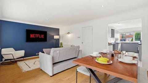 TV and multimedia, Living room, Seating area, Dining area, Food