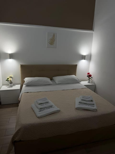 Bed, Bedroom, towels