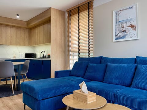 TV and multimedia, Kitchen or kitchenette, Living room, Seating area, Dining area