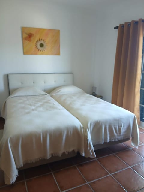 Toilet, Bed, Bathroom, TV and multimedia, Garden view, heating